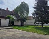 Egyedi kivitelezésű, tágas családi ház eladó Cegléden nagy telekkel!