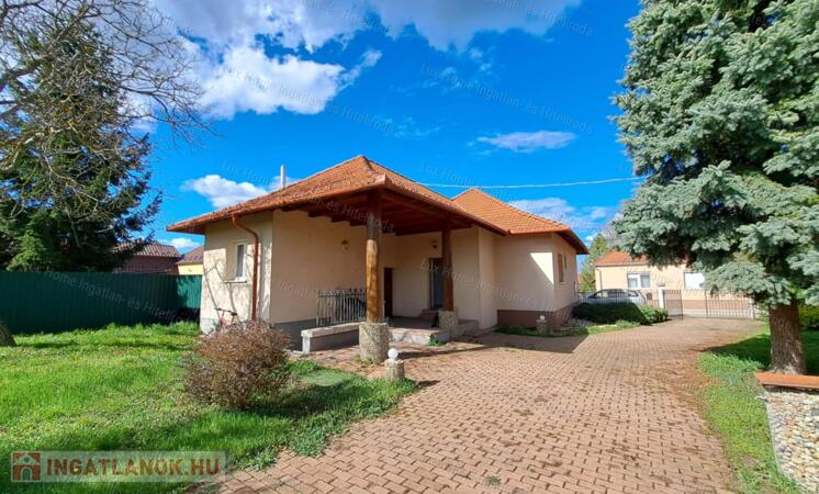 Eladó három különálló lakrészes családi ház Komáromban, befektetőknek is ideális!!