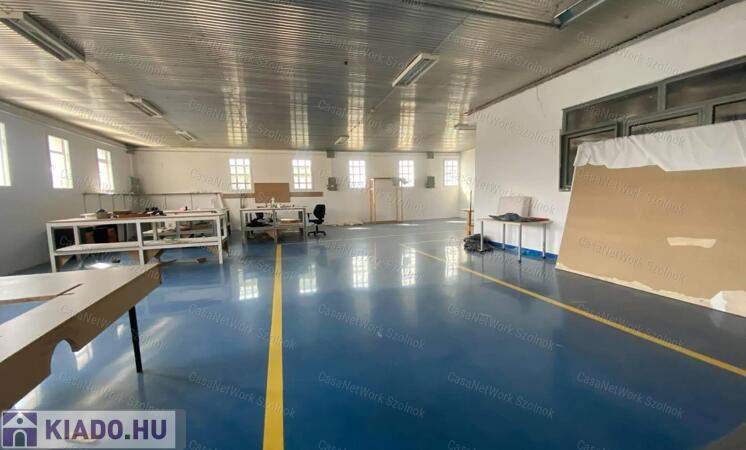 Szolnokon a Nagysándor József úton több helyiségből álló műhely kiadó!                                 