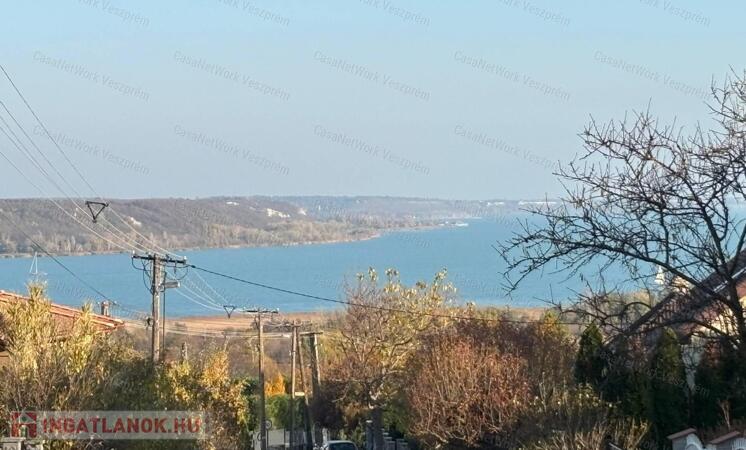 BALATONALMÁDI PANORÁMÁS LAKÁS