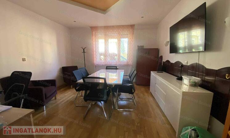 Szolnokon 2 szobás családi ház eladó!