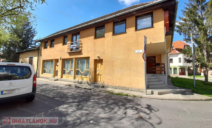 Szolnok belvárosában eladó üzlet, iroda, lakás!