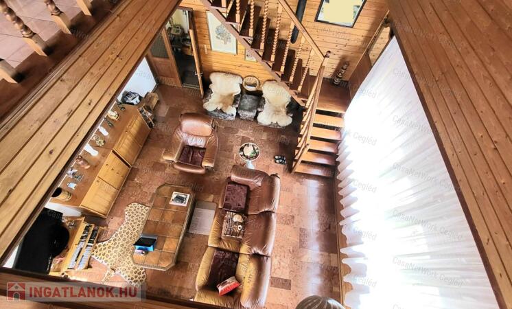 Újszász központjában kiváló helyen remek családi ház eladó!