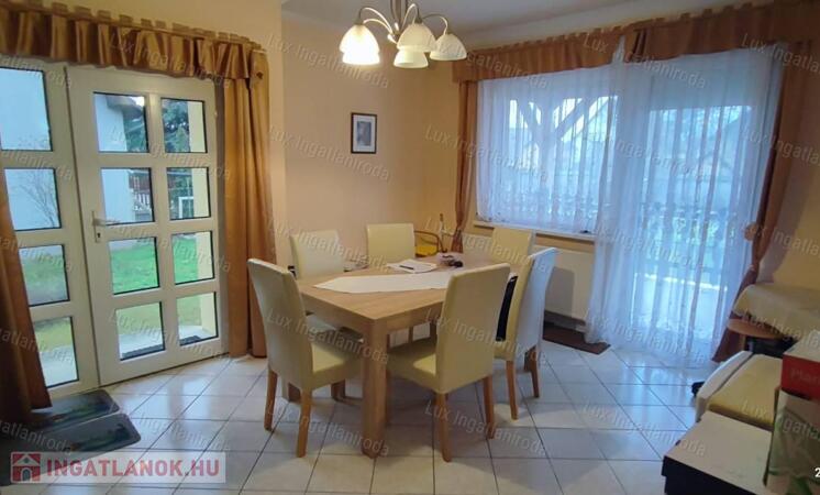 Tágas ház, kész iroda, külön üzlet és nulla rezsi. Ritka kombináció!