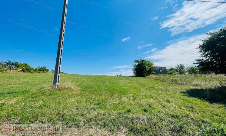 Keresel egy nyugodt helyet? Eladó Zártkert Szőny-Bélapusztán!