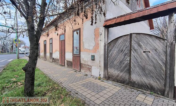 Eladó Üzlethelyiség Törökszentmiklós központjában!