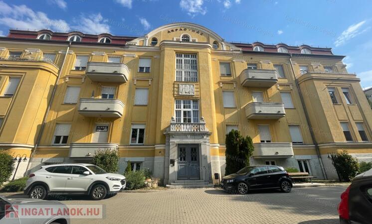 3 szobás lakás az Árpád-házban saját autóbeállóval eladó!