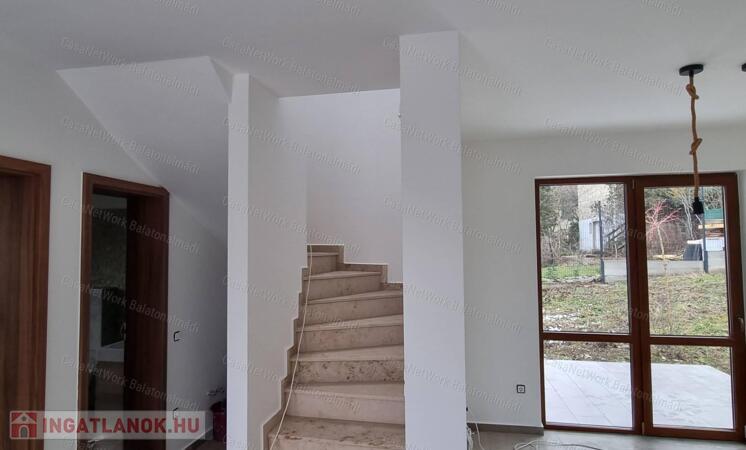 Eladó új építésű ikerházfél Tihanyban!