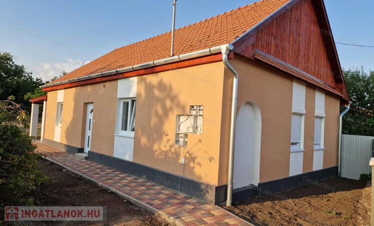 Jászárokszálláson, felújított, 63 nm-es, 2 szobás családi ház eladó