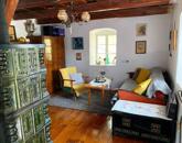 Részpanorámás, kőből épült nyaraló-nagy telekkel