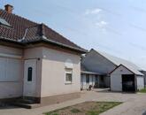 Eladó Kétpón egy 4 szobás 116m2-es tetőteres családi ház + csarnok