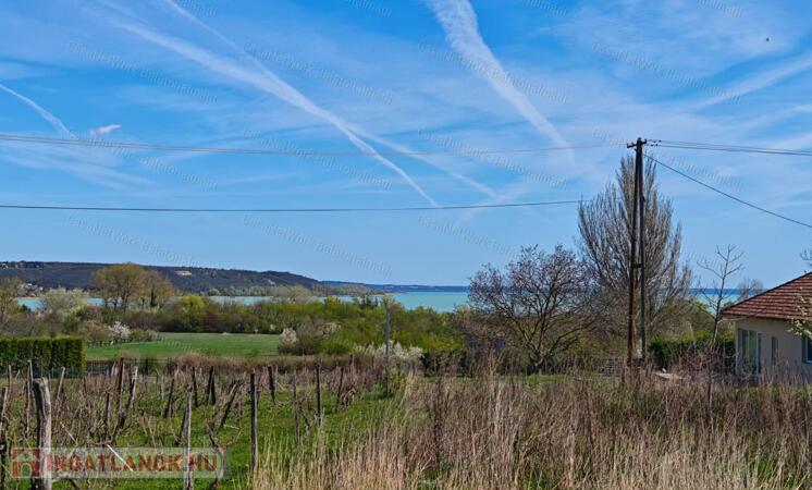 Balatoni panorámás zártkert eladó Balatonalmádiban