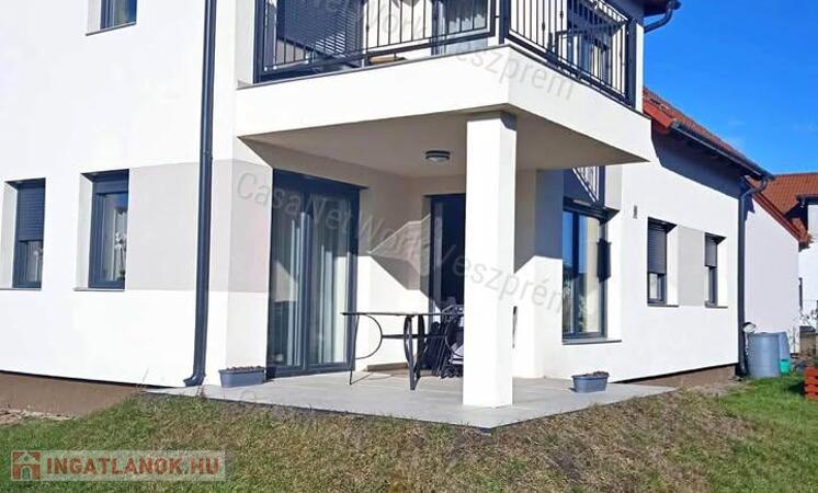 Modern, újszerű családi ház Márkó új részén – dupla garázzsal, hőszivattyús padlófűtéssel és tágas kerttel