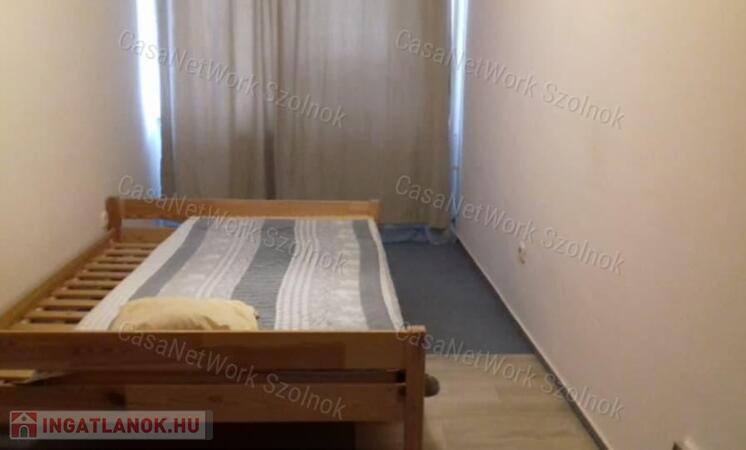 Szolnokon a Bajcsy Zs úton 2 szobás lakás kiadó!