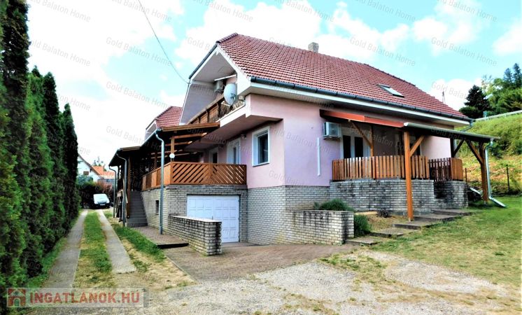 Apartmanházként működő, panorámás, ikerház jellegű családi ház