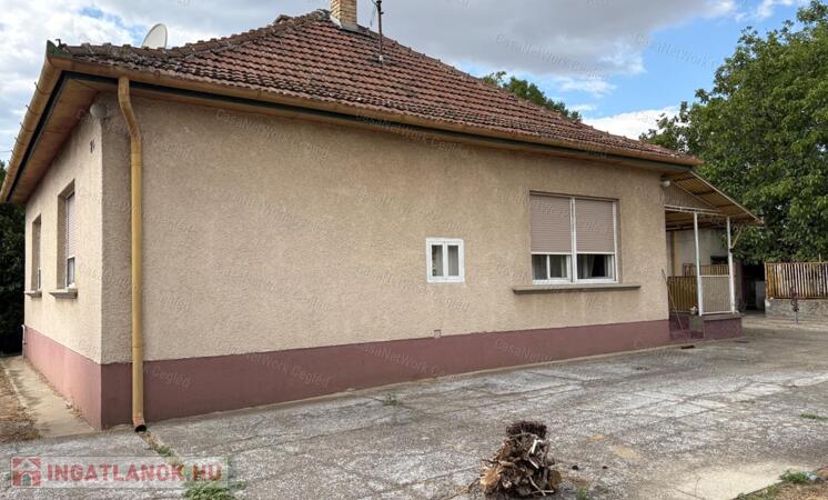 ELADÓ TÉGLA CSALÁDI HÁZ 7 532 M²-ES TELEKKEL, KÉT GARÁZZSAL