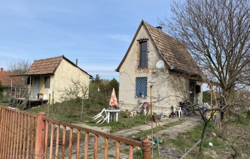 Eladó telek/földterület