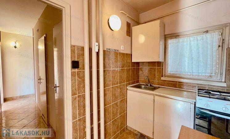 Eladó Szolnok belvárosában Ady E. úton egy 49 m2-es két szobás lakás.                                 