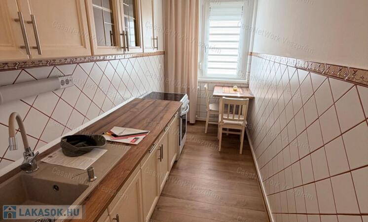 KÖLTÖZZÖN BE, ÉS FELEJTSE EL A FELÚJÍTÁS RÉMÁLMÁT!-PRÉMIUM LAKÁS A TÉSI-DOMBON VÁRPALOTÁN                                 