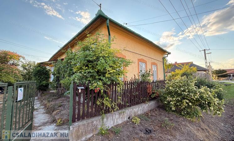 Felújítandó, de stabil parasztház Poroszlón!                                 