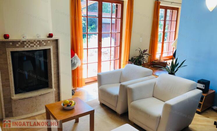 ELADÓ Szolnok Rózsadombon kivételes adottságú családi ház