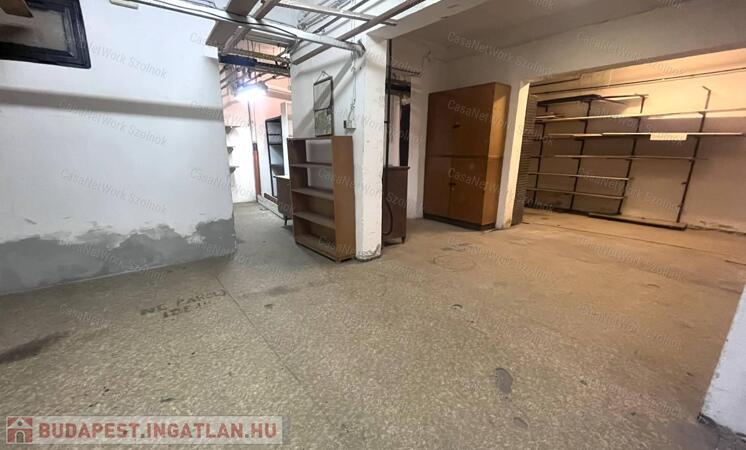 Eladó üzlethelyiség/műhely/raktár Szolnokon, a Széchenyi lakótelepen                                 