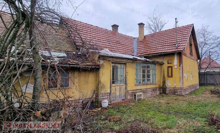 Két utcára nyíló telek két épülettel eladó Cegléden!