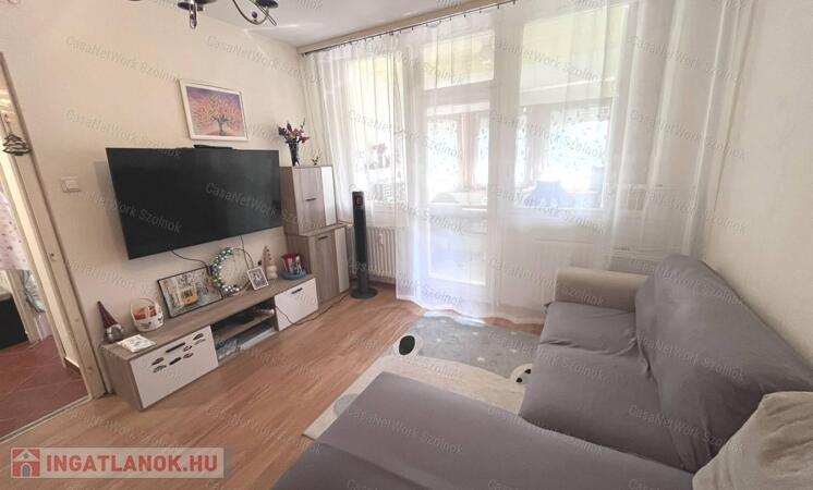 Eladó azonnal költözhető, felújított panel lakás a Karczag L. úton!