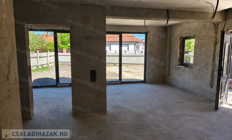 Abony központi részén eladó, több lehetőséget kínáló családi ház                                 