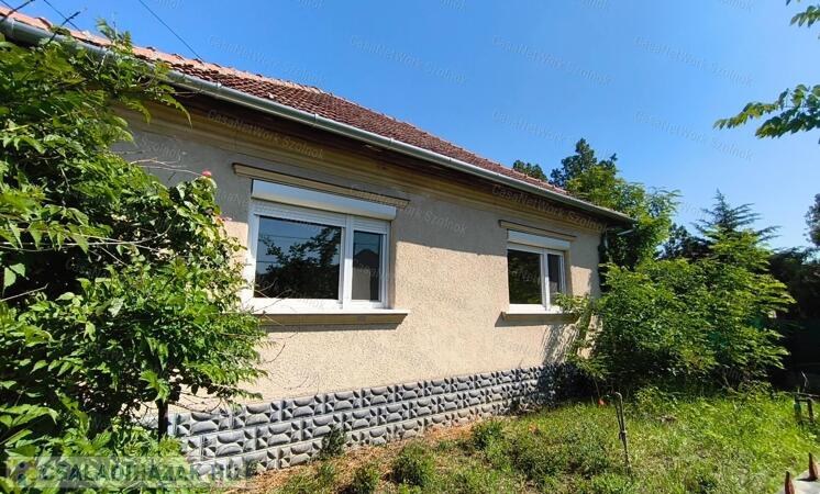 Eladó 3 szobás családi ház Abonyban                                 