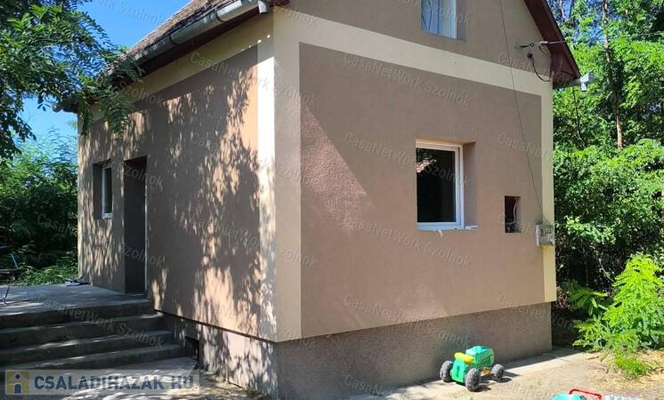 Tiszaföldvár, Óvirághegy II. úton 2 szintes felújított ház eladó                                 