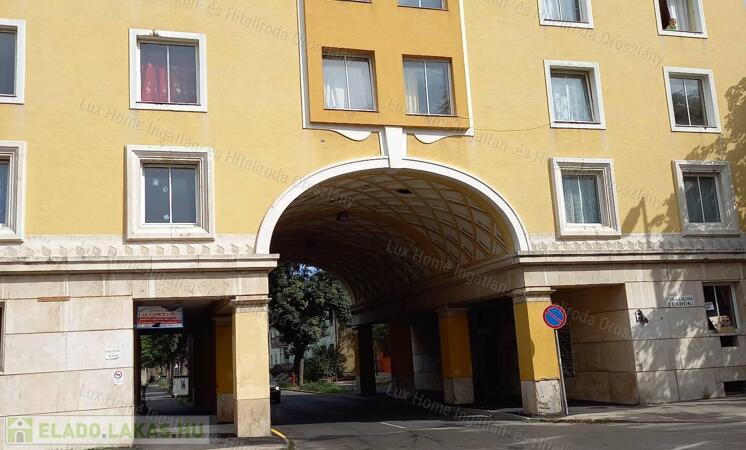 Eladó Oroszlány központjában 478 m2-es társasház befektetőknek                                 