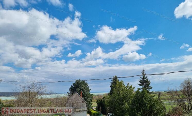 Eladó balatoni panorámás nyaraló Balatonalmádiban!                                 