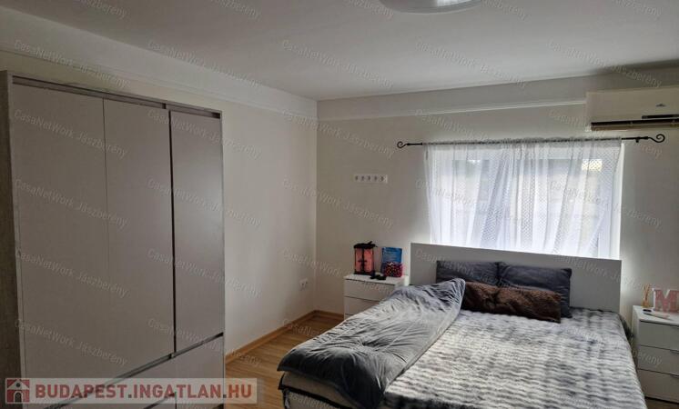 Nagy fügeden, a főút mellett, felújított, 1 szobás családi ház eladó                                 