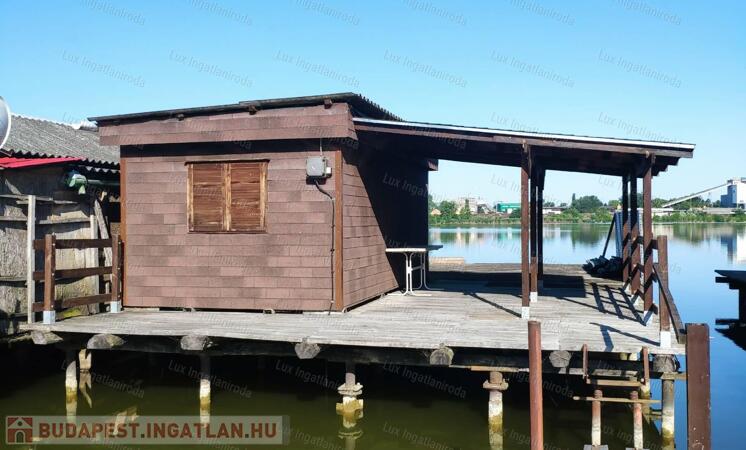 Eladó különálló horgászstég a Bokodi-tó partján, privát partszakasszal                                 