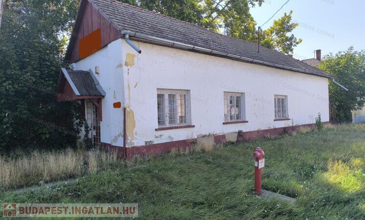 Rákóczifalva központi részén családi ház eladó!                                 