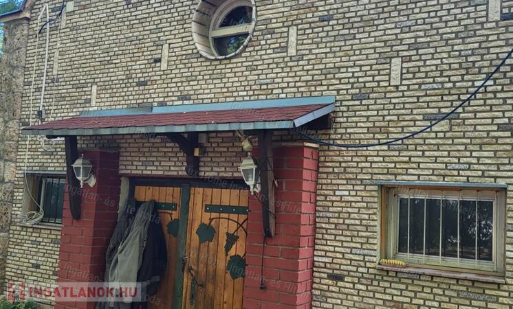 ELADÓ Vértesszőlősön közművesített lakhatásra is alkalmas présház!