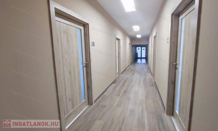 Szolnok belvárosában, jól megközelíthető helyen irodák kiadók!