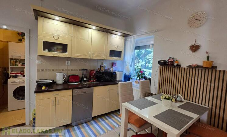 69m2-es, 3 szobás polgári téglalakás remek udvari lehetőségekkel                                 