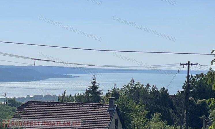 Balatoni panorámás nyaraló eladó Balatonalmádiban                                 