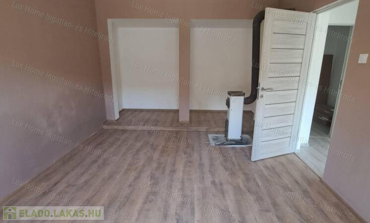 Eladó téglaépítésű, kertkapcsolatos 73nm-es lakás Tata központjában!                                 