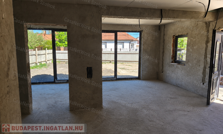 Abony központi részén eladó, több lehetőséget kínáló családi ház                                 