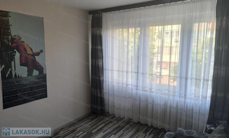 Szolnoki 48m2-es felújított lakás eladó!                                 