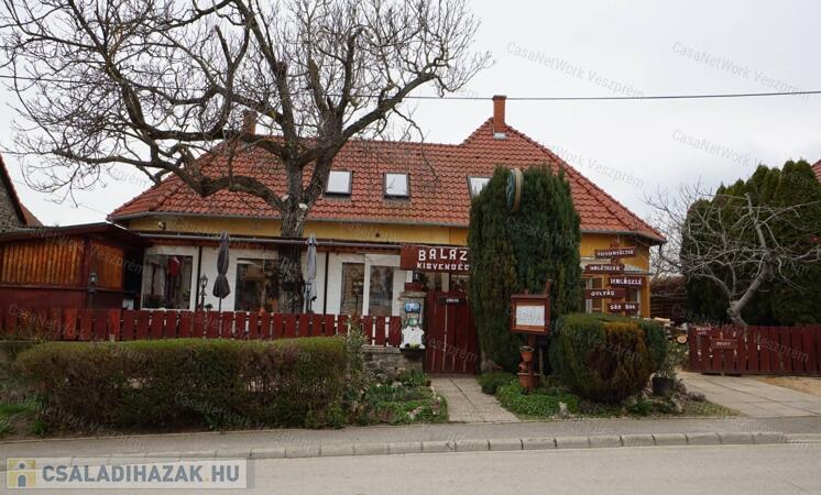 Tihanyban a belső tóra panorámás,  családi ház és vendéglő eladó.                                 