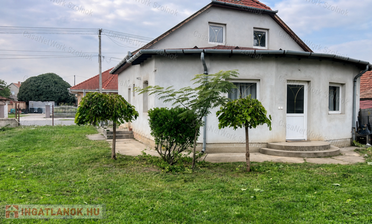 Tiszaföldváron Fő út  melletti 3 szoba + nappalis Családi ház Eladó