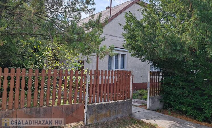 Eladó családi ház, két lakrésszel Zagyvarékas, Vasúti újtelep részén!                                 