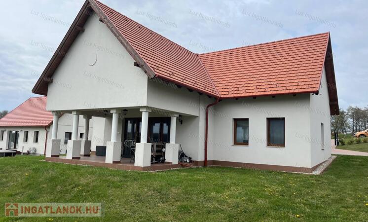 Vértessomlón eladó modern , újszerű családi ház - Kizárólag nálunk!