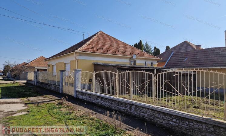 Jászberényben, 102 nm-es, 3 szobás családi ház eladó                                 