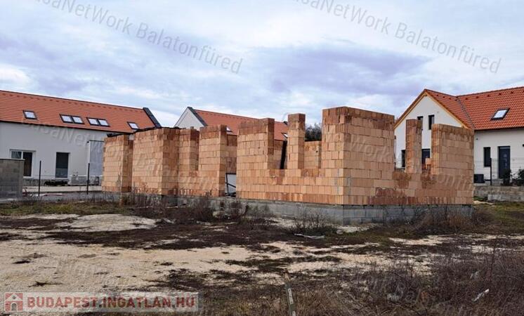 Elkezdett építkezéssel, engedéllyel-eladó ÉPÍTÉSI TELEK DÖRGICSÉN                                 