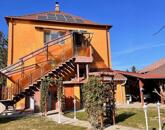 Családi ház 2 otthonnak, népszerű helyen